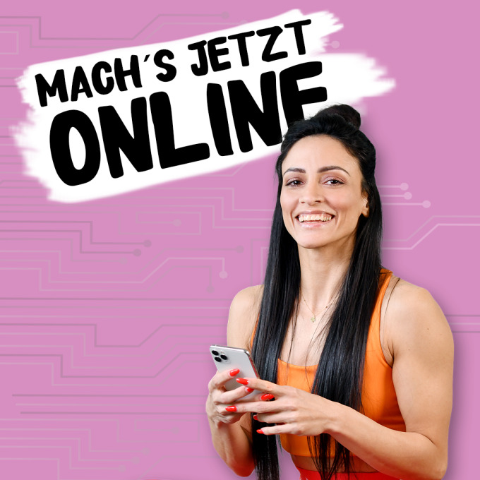 Eine junge Frau mti dunklen Haaren und einem Sportoberteil hält ein Handy in der Hand. Sie freut sich. Darübe steht Mach's jetzt online.