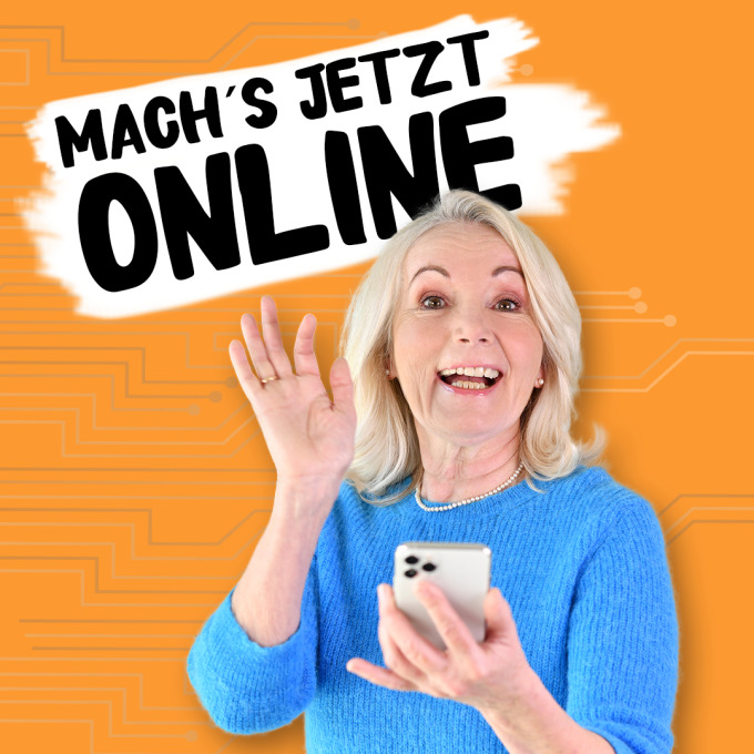Eine ältere Frau hat ein Handy in der Hand und freut sich. Darüber steht Mach's jetzt online.