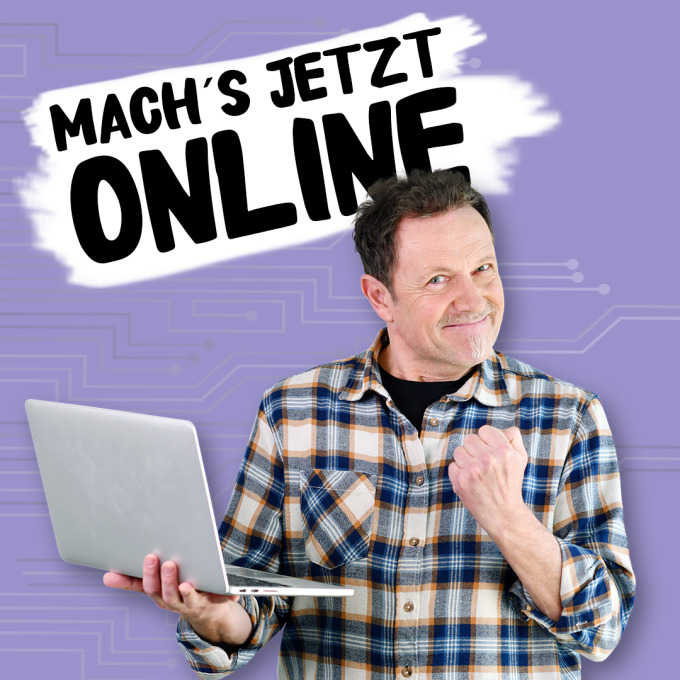 Ein älterer Mann hält einen offenen Laptop und zeigt mit der anderen Hand eine Faust. Darüber steht Mach's jetzt online. 